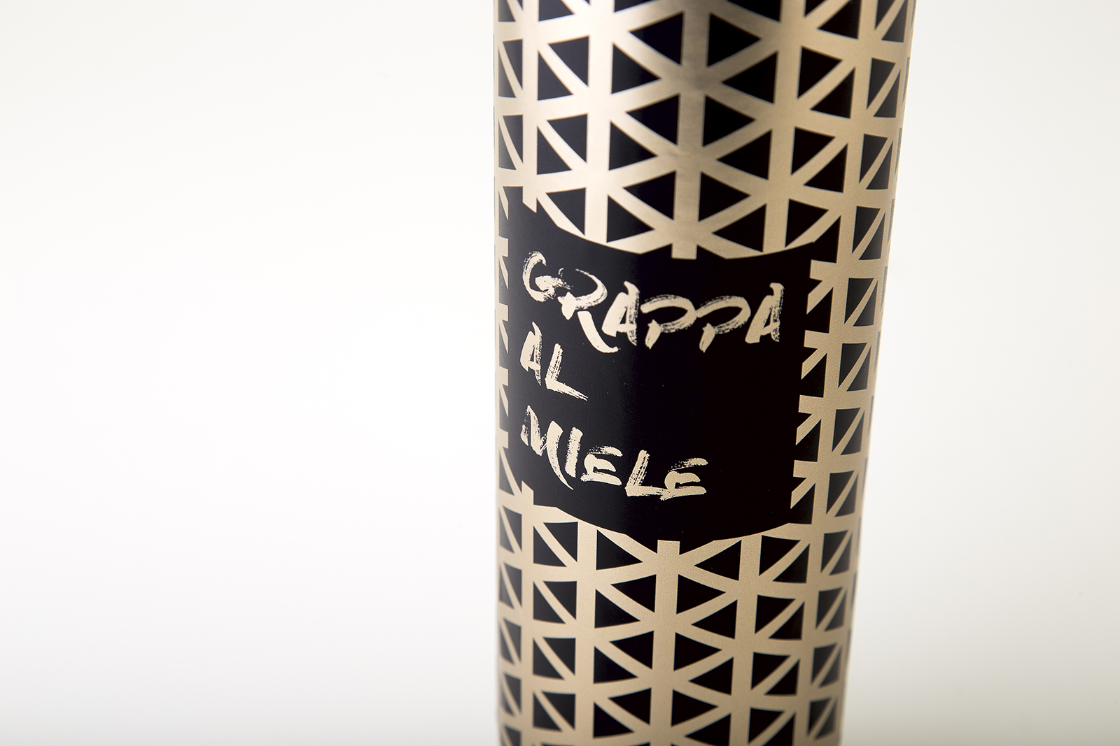 沖擊力強的蜂蜜酒包裝設計(圖2)