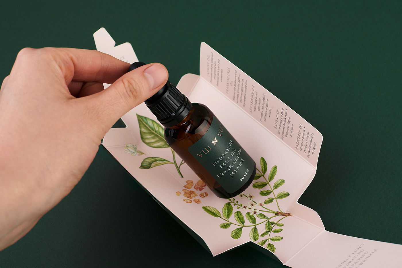 能讓人想起傳統(tǒng)的植物學(xué)書籍的護(hù)膚品包裝設(shè)計(jì)(圖7)