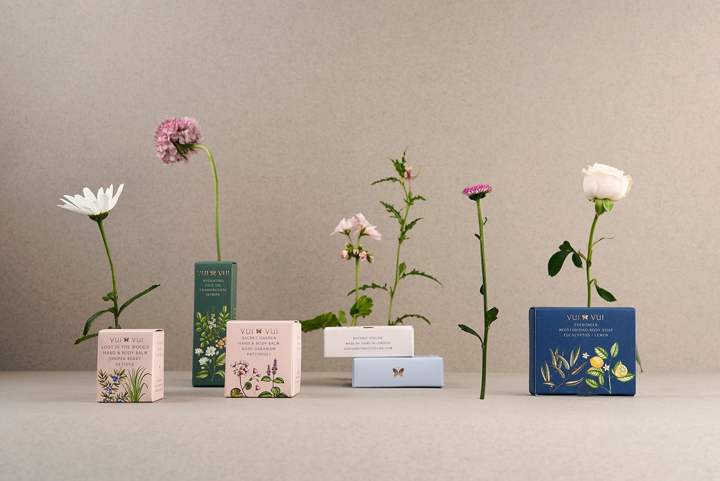 能讓人想起傳統(tǒng)的植物學(xué)書籍的護(hù)膚品包裝設(shè)計(jì)(圖13)