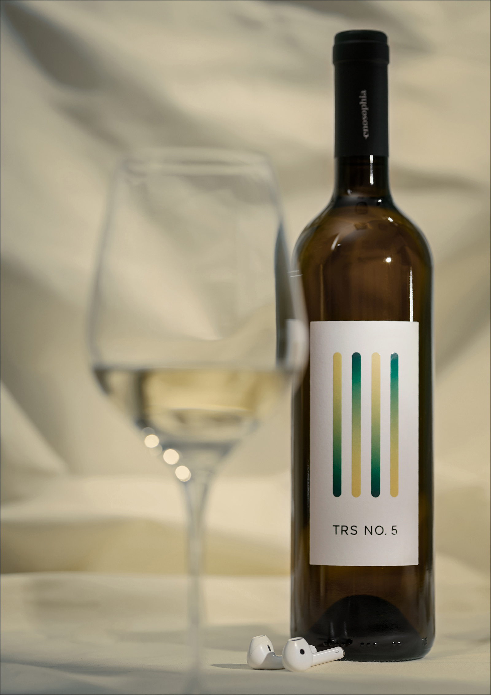 帶有可播放音樂的互動標簽的葡萄酒包裝這樣設計(圖2)