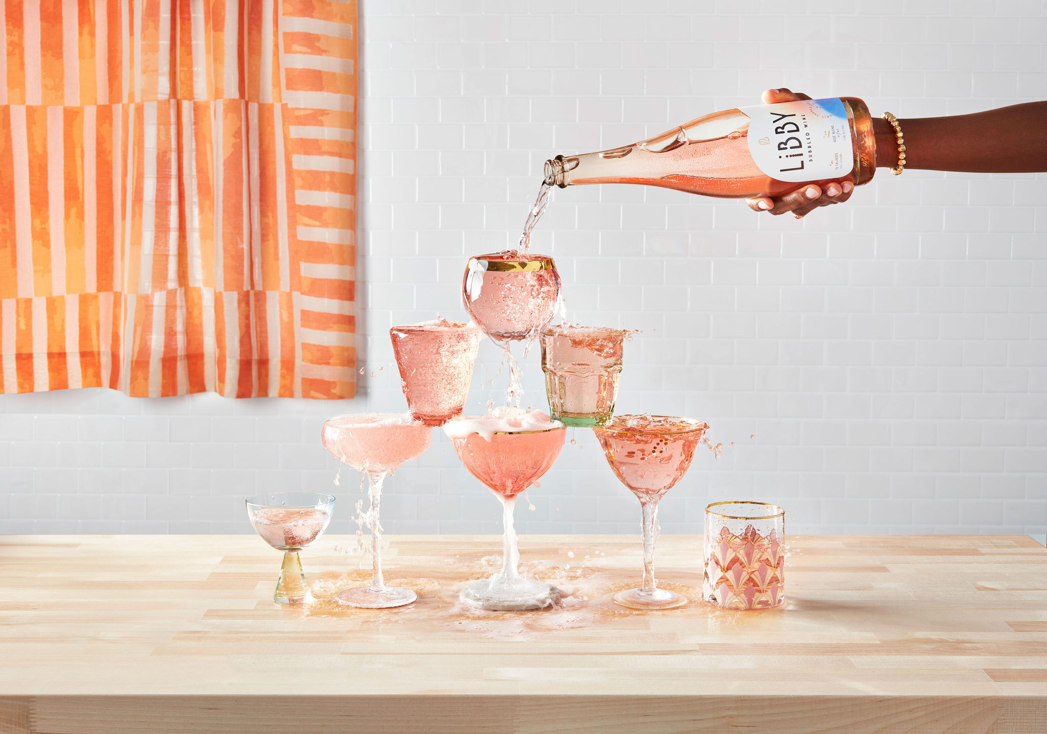 起泡葡萄酒包裝這樣設計有趣并充滿活力(圖4)