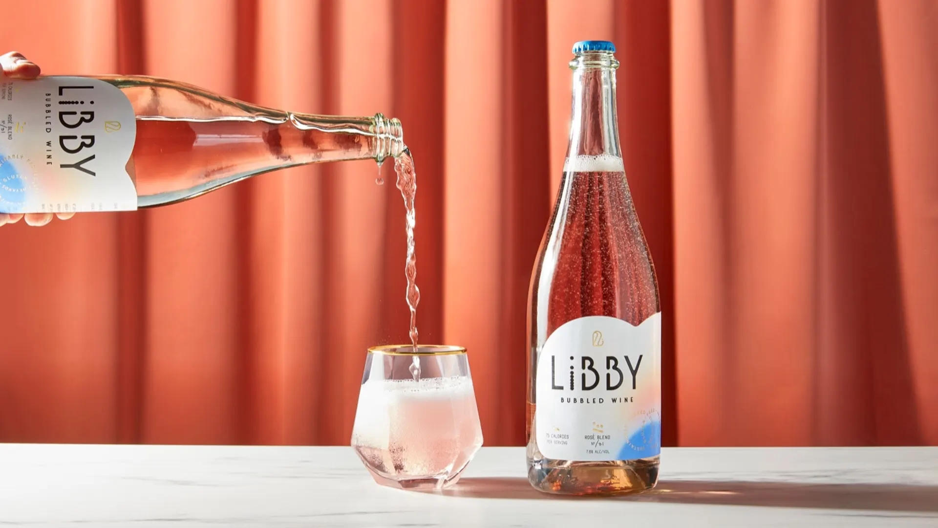 起泡葡萄酒包裝這樣設計有趣并充滿活力(圖2)