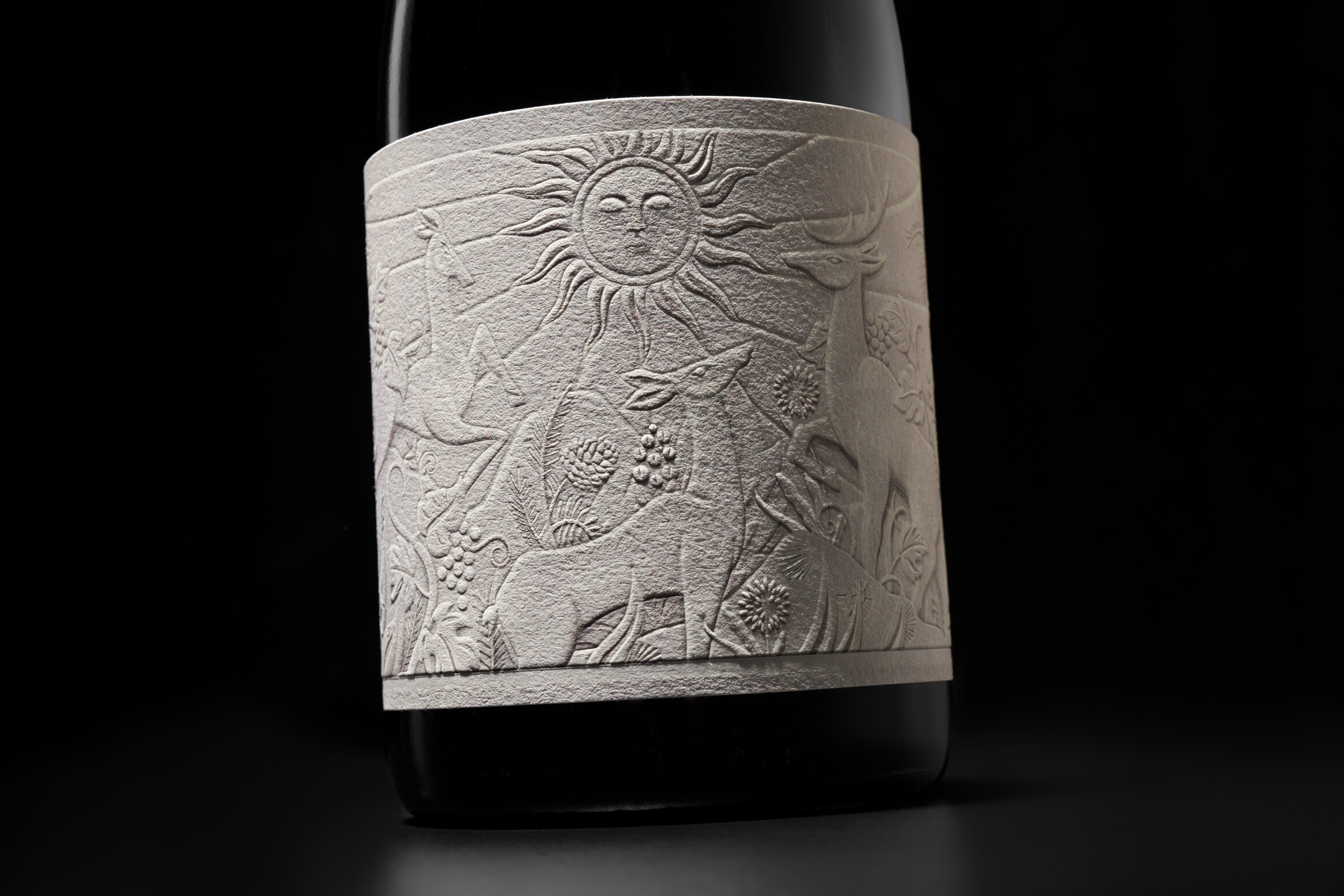 SAURA從石頭中誕生的酒包裝這樣設計(圖2)