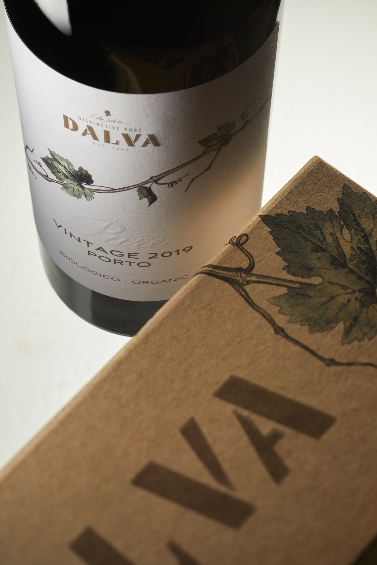 簡(jiǎn)約設(shè)計(jì)的葡萄酒包裝設(shè)計(jì)欣賞(圖4)