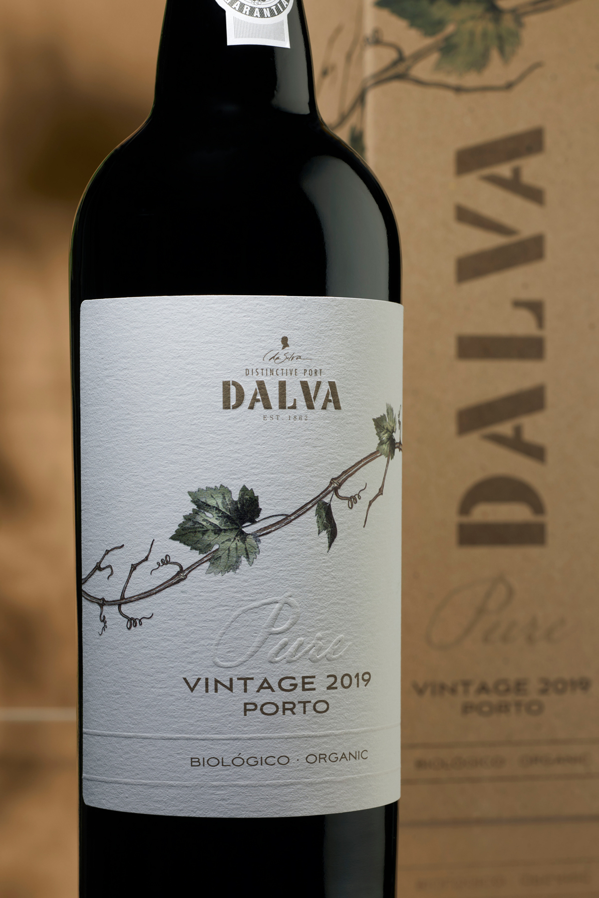 簡(jiǎn)約設(shè)計(jì)的葡萄酒包裝設(shè)計(jì)欣賞(圖2)