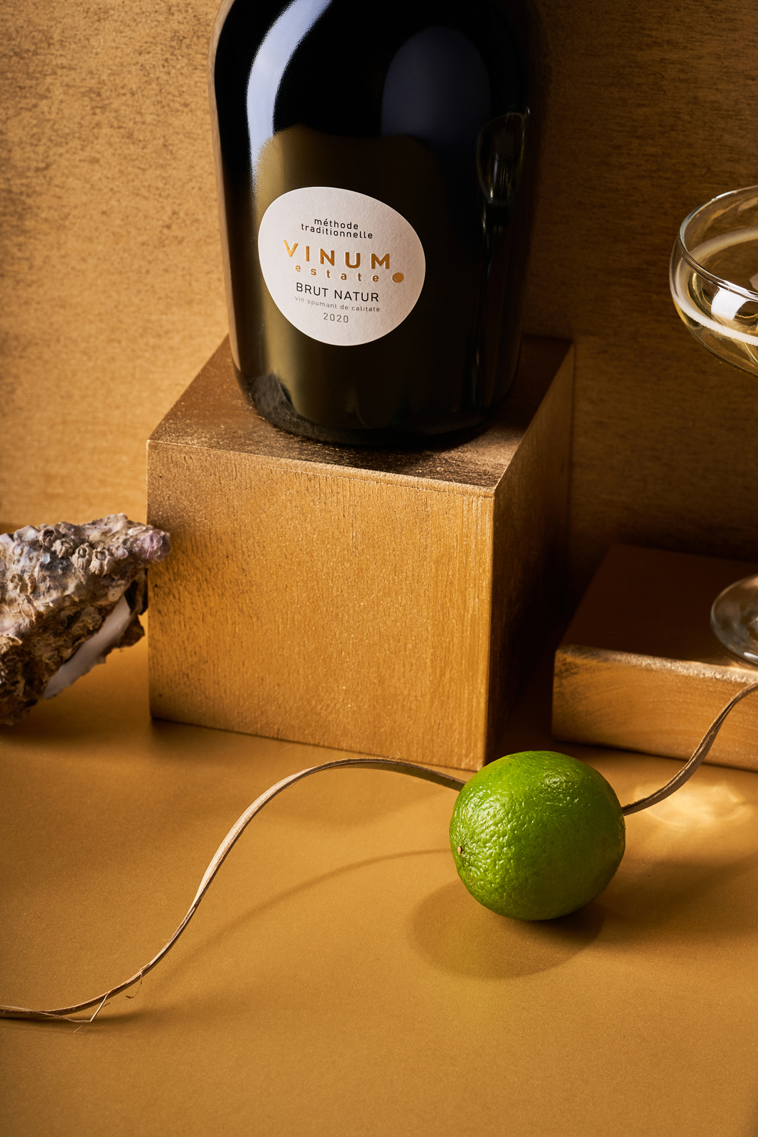 圓點符號為設計元素的起泡酒包裝設計(圖4)