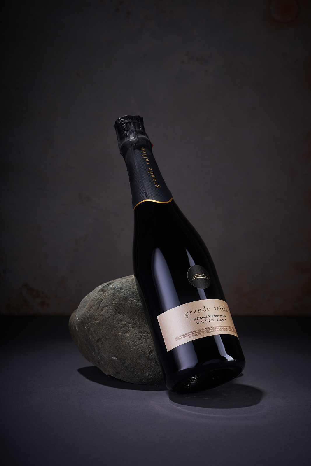 極簡主義的起泡酒包裝設計這樣做(圖4)