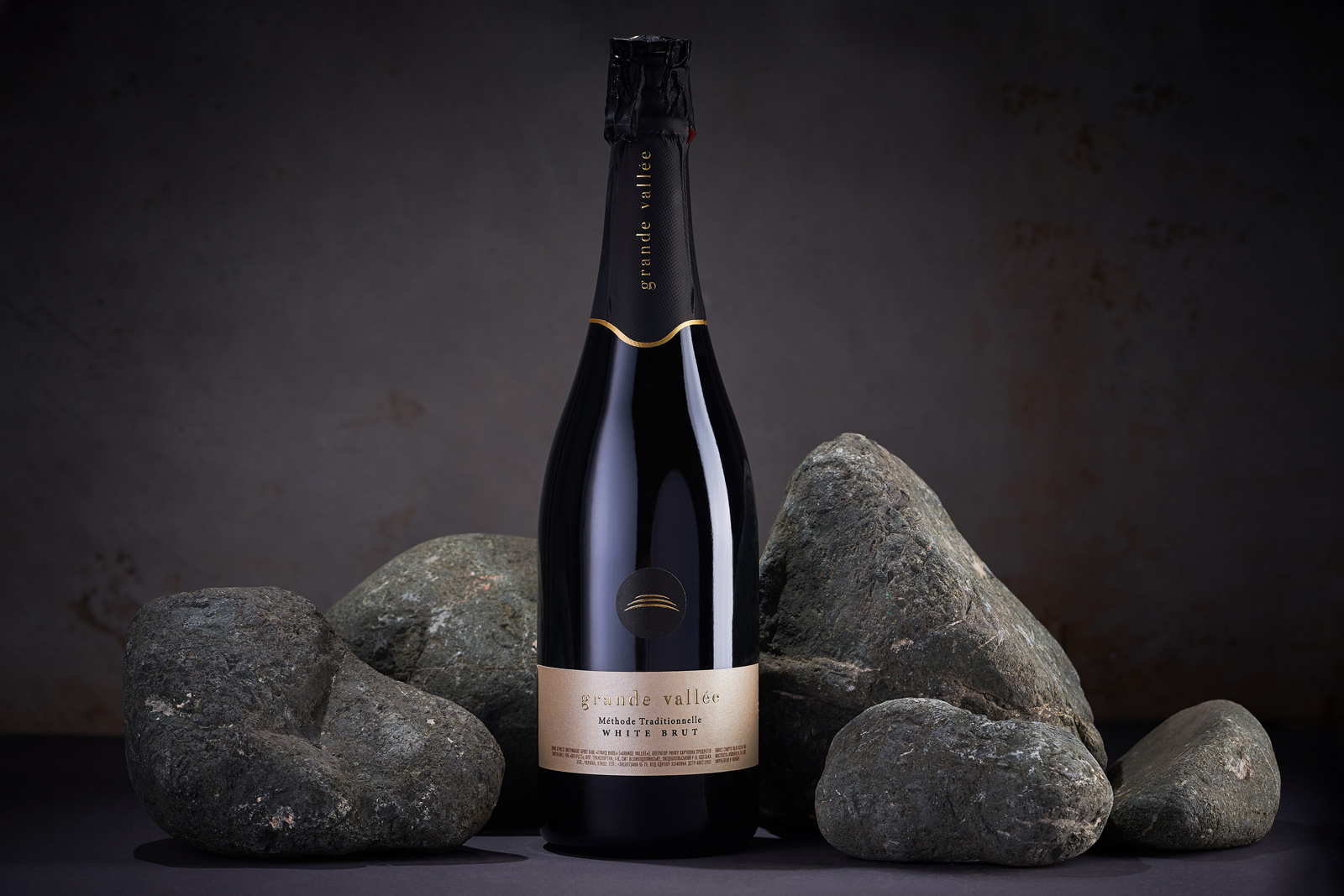 極簡主義的起泡酒包裝設計這樣做(圖1)