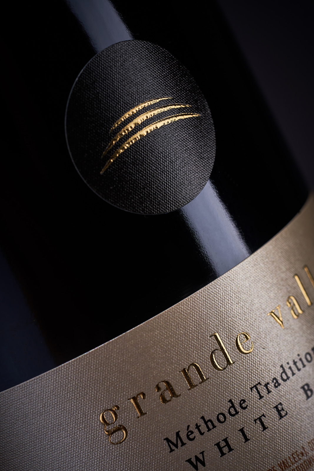 極簡主義的起泡酒包裝設計這樣做(圖2)