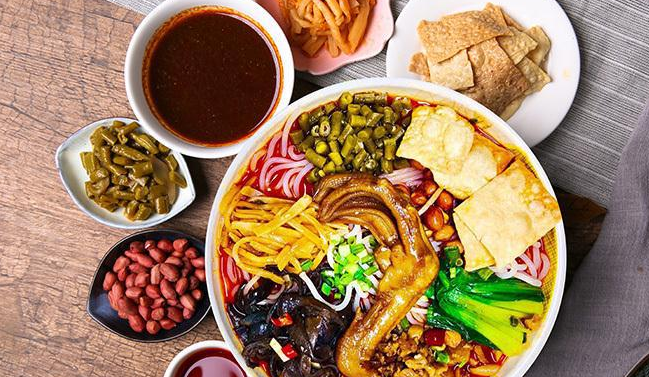 默言粉肆螺螄粉品牌logo與食品包裝設計欣賞(圖2)